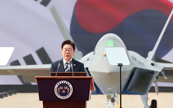 李 "KF-21 성공, 방위산업 4대 강국 발판"