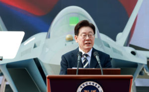 李 "KF-21 성공, 방위산업 4대 강국 발판"