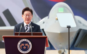 李 "KF-21 성공, 방위산업 4대 강국 발판"