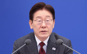 李 "'달러 강제매각' 가짜뉴스…엄청 대처"