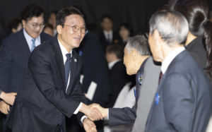 김 총리 "이제는 지역 살려야"…전주서 현장 행보