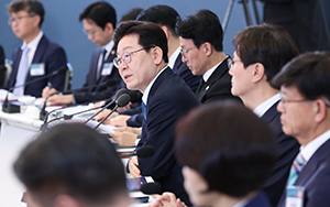 李 "첨단산업, 네거티브 규제로 전환해야"