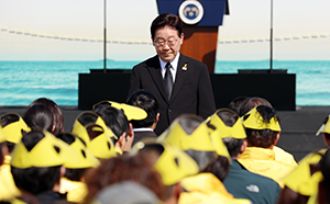 李, 현직 첫 세월호 기억식 참석…"잊지 않겠다"