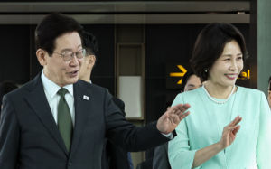 李대통령, 베트남으로 출국…내일 정상회담