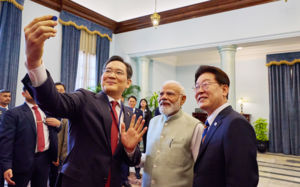 李, 이재용·모디와 '인도산 갤럭시 플립7' 셀카