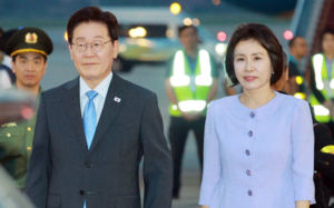 이 대통령, 베트남 하노이 도착…내일 정상회담