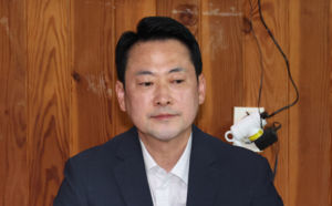 장동혁 고립…사퇴 여론에 면전서 직격까지