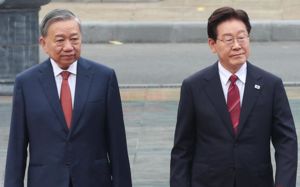 李, 호치민 묘소 헌화…韓·베 정상회담 시작