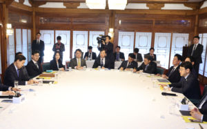 당정 "4차 석유최고가 신중…5부제 보험료 인하"