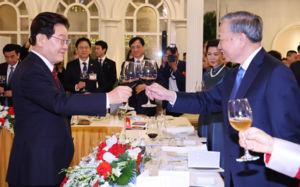 李 "국제평화 소중함 절감" 또럼 "함께 기여"