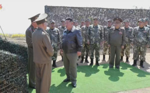 김정은, 인민군 창건일 맞아 박격포 경기 참관