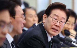 李 "증시 정상화, 큰 돌 몇 개 집어낸 수준"