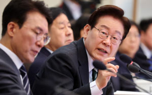 李, 고유가지원금 '주유소 사용' 검토 지시