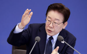 李 "금융기관, 돈버는 게 능사란 생각 문제"