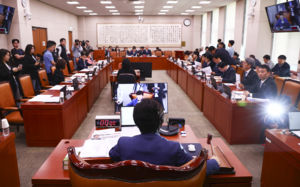 조작기소특검 충돌…"공소취소 당연" "죄 세탁"