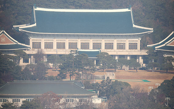 靑 "개헌 표결 불성립 유감…국힘, 투표 참여해야"