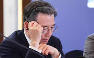 靑, 블룸버그 항의…與 "상식조치" 野 "오만"