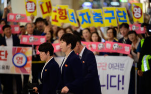 北내고향축구단 방남…질문·환호에 묵묵부답