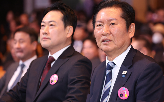 정 "내란당 심판" vs 장 "입으로만 5·18정신"