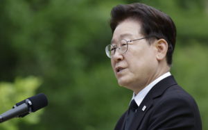 李, 김해 전통시장 깜짝 방문…"현장 목소리 경청"