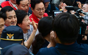 박근혜, 대구·충청 이어 진주 방문…국힘 유세 지원