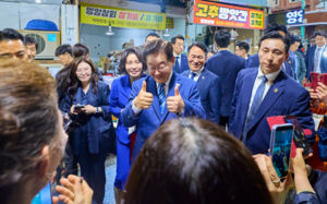李 vs 朴…전·현직 대통령 '선거 대리전'