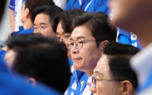 정 "10년 무능 심판" 오 "준비 안된 초보"