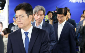 "대표 책임져야" "그래도 이겨"…與 파열음