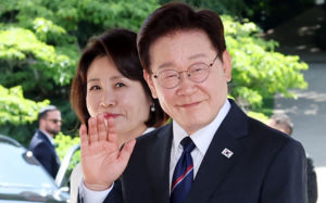 이 대통령 부부, 與 의원 배우자 靑 초청 오찬