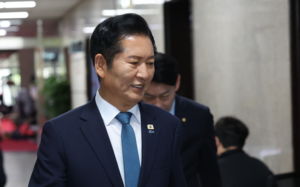 정청래 연임 도전 수순…'명청대전' 본격화