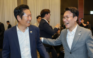정청래·김민석, 웃으며 만났지만 신경전 계속