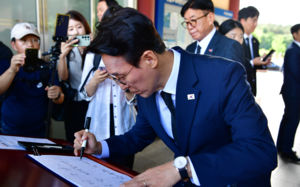 金 "자기정치로 당 혼선…대표 교체 결단을"