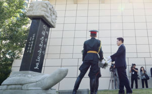 李, 이태준 열사 헌화…"한몽 황금시대 이어갈 것"