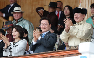 李, 몽골 전통축제 나담 관람…순방 마무리