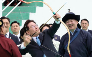 李, 몽골 축제 '나담' 관람…활쏘기 체험도