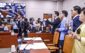 與 "원구성 발목잡기" 野 "입법 폭주 견제"