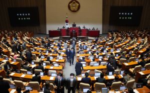 "국힘도 수사" "우려먹기 그만"…여야 필버 대치