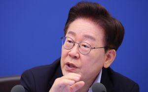 靑 "李, 17억 근저당 이자 받지 않기로 해"