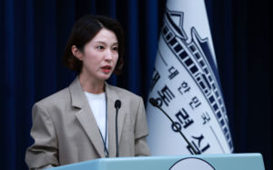 靑 "李, 17억 근저당 이자 받지 않기로 해"