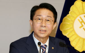 국회의장 "현직 대통령 연임, 국민 선택 문제"