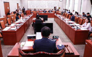 與 주도 법안심사소위 보완수사권 폐지 의결