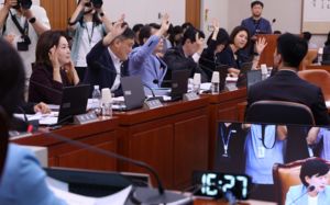 '보완수사권 폐지' 형소법 與주도 법사위 통과