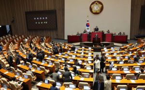 필버 대치…'보완수사 폐지' 형소법 처리 전망