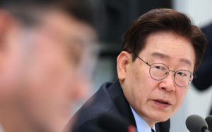李, 귀국 직후 증시·부동산 현안 점검한다