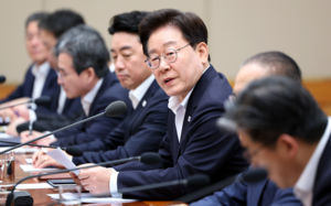 靑 "메가특구 주52시간 예외, 勞 동의 필요"