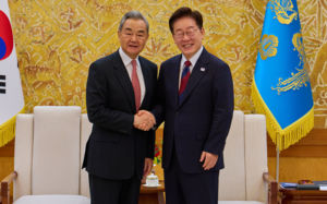 李, 中왕이 만나 "한중관계 전면 복원 성과 만들어"
