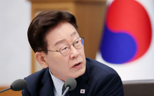 李 "전 정권 보릿고개에 성장회복 더 주력"