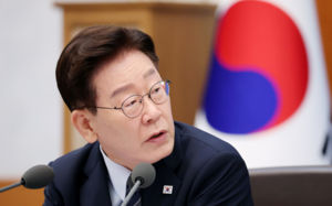 李 "전 정권 보릿고개에 성장회복 더 주력"