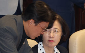 국힘에 역전당한 與 지지율…내부 분열까지