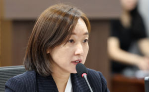 與 "오늘 법사위서 김승원 청문경과 보고서 채택"